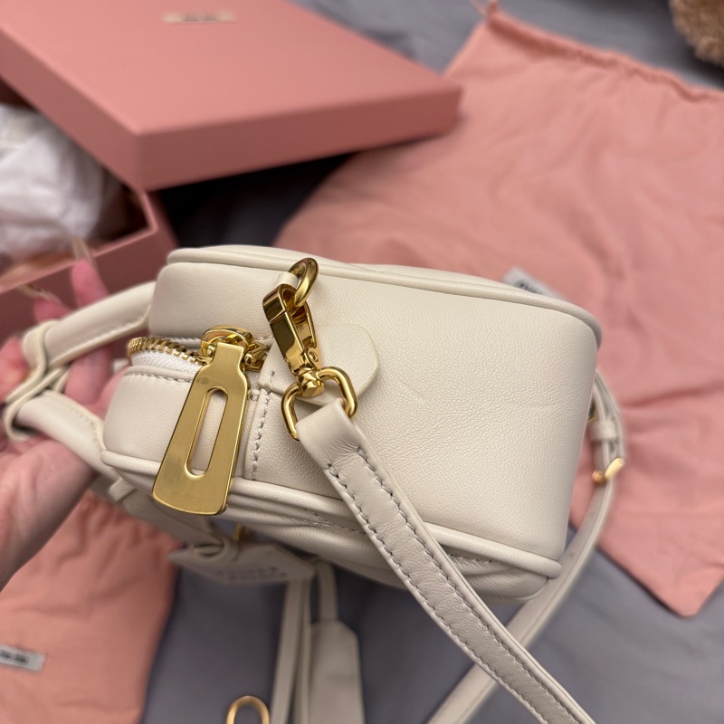 miumiu白色保齡球包 全新大全配含提袋-8