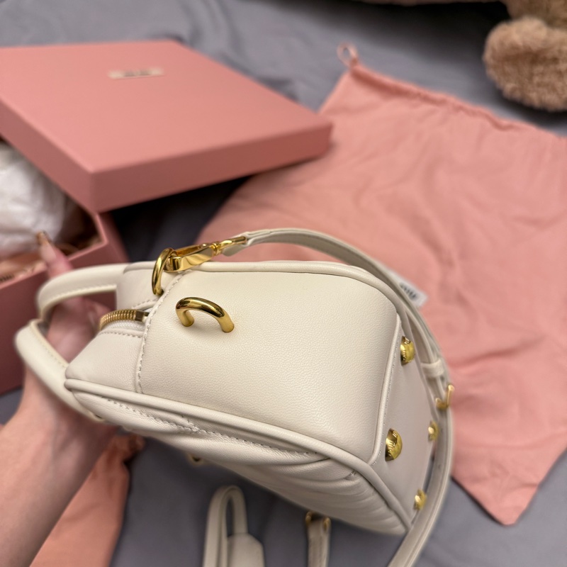 miumiu白色保齡球包 全新大全配含提袋-9