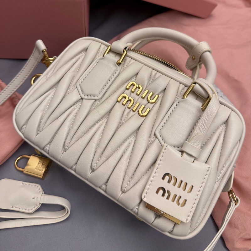 miumiu白色保齡球包 全新大全配含提袋-10