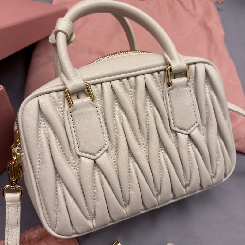 miumiu白色保齡球包 全新大全配含提袋-12