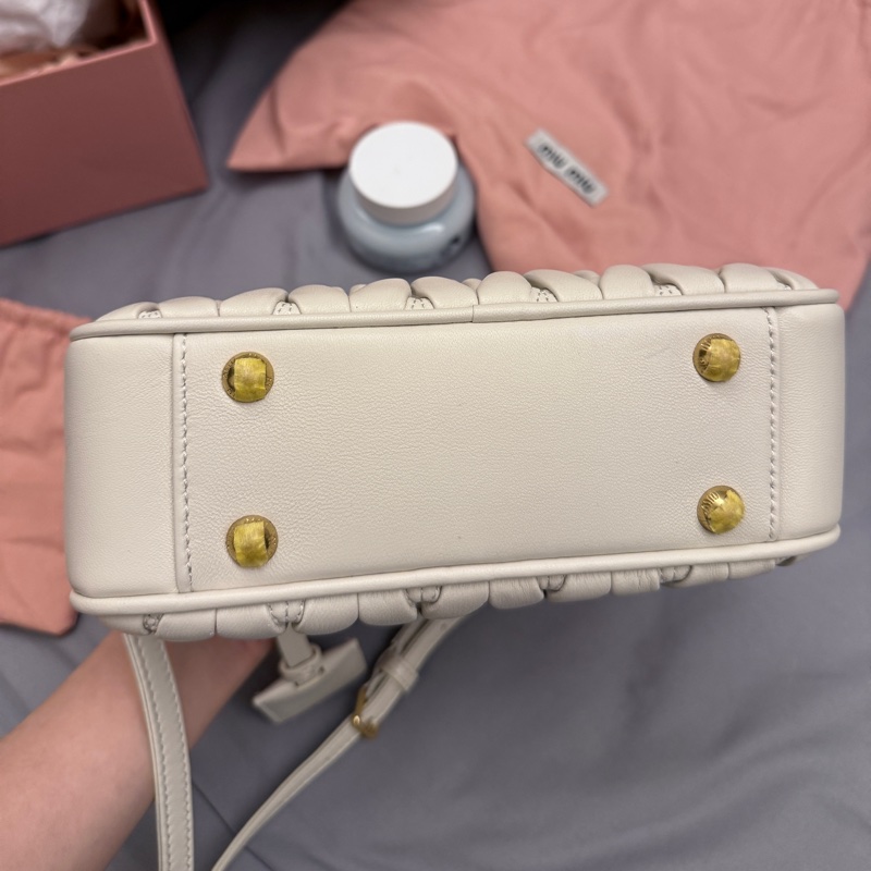 miumiu白色保齡球包 全新大全配含提袋-13