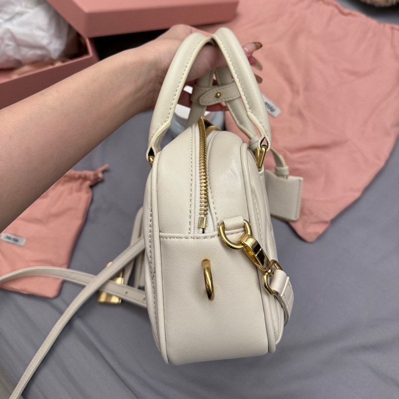 miumiu白色保齡球包 全新大全配含提袋-15