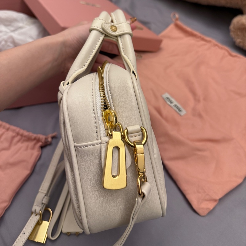miumiu白色保齡球包 全新大全配含提袋-16