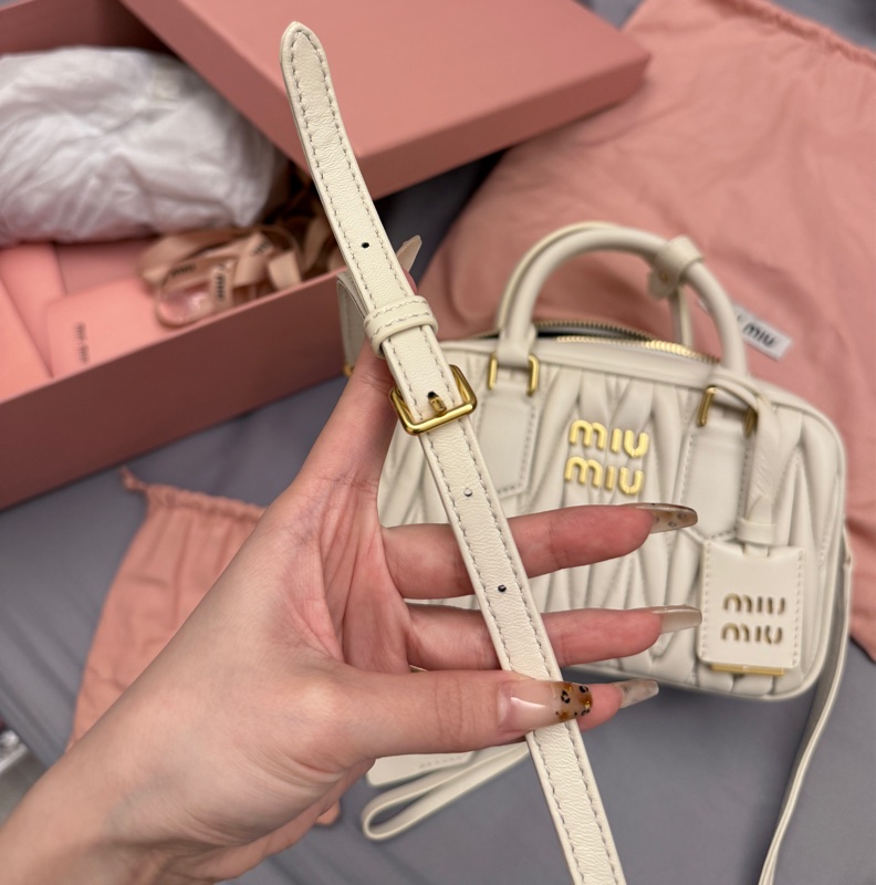 miumiu白色保齡球包 全新大全配含提袋-17