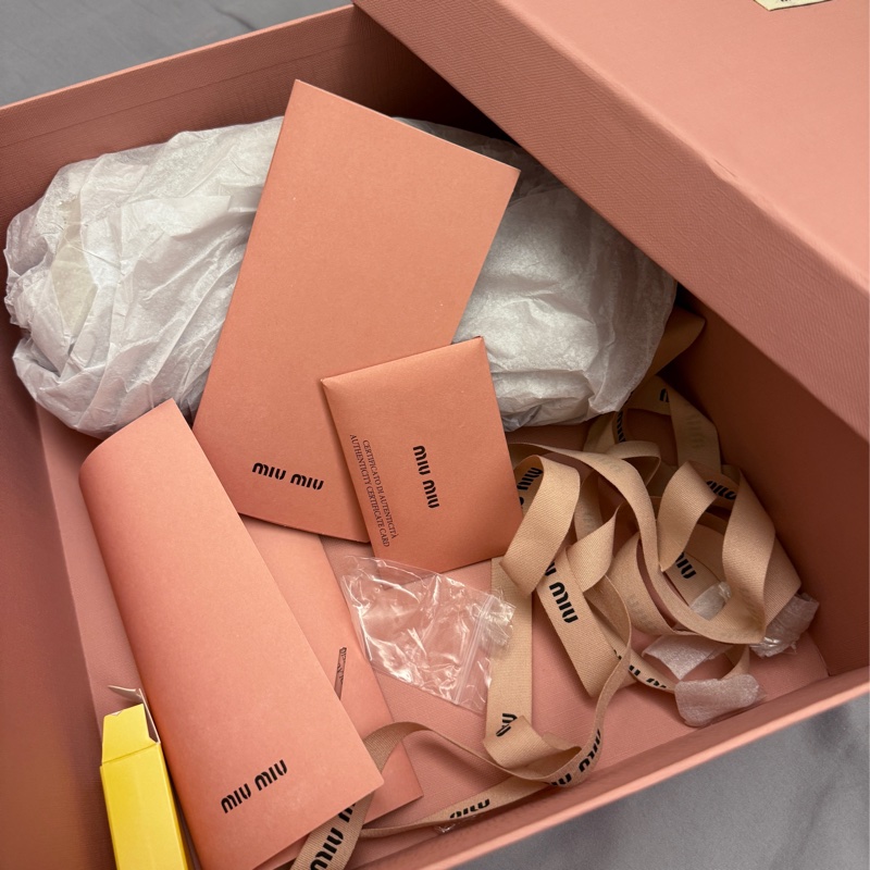 miumiu白色保齡球包 全新大全配含提袋-18