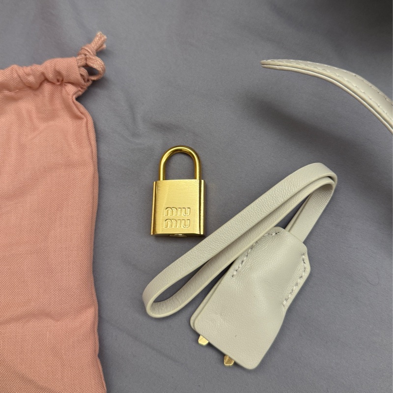 miumiu白色保齡球包 全新大全配含提袋-19