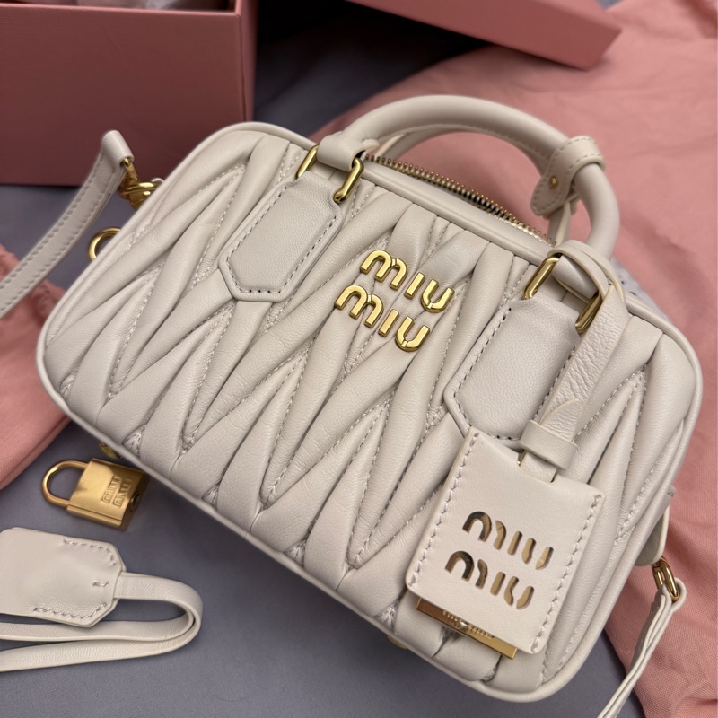miumiu白色保齡球包 全新大全配含提袋-22