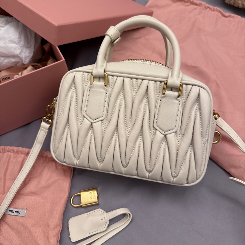 miumiu白色保齡球包 全新大全配含提袋-23