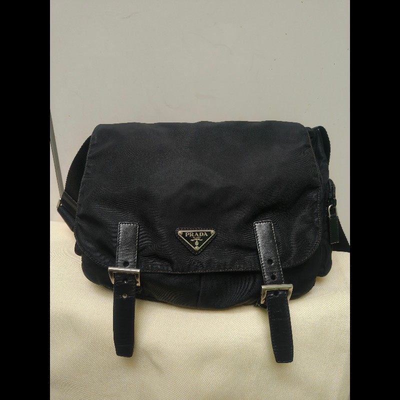🔥年終狂降🔥【限時降價只到12/31（原22,800）】【8成新】㊣✨PRADA✨普拉達 黑色 帆布 皮革 掀蓋式 側口袋 郵差包 肩背包 斜背包 /二手包/二手精品🌳二手樹屋🌳-1