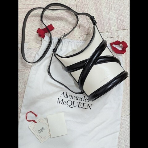 ALEXANDER MCQUEEN The Curve Bag 水桶包 黑白相間