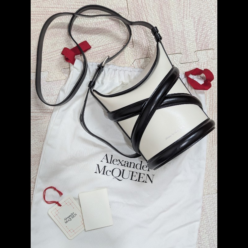 ALEXANDER MCQUEEN The Curve Bag 水桶包 黑白相間-0