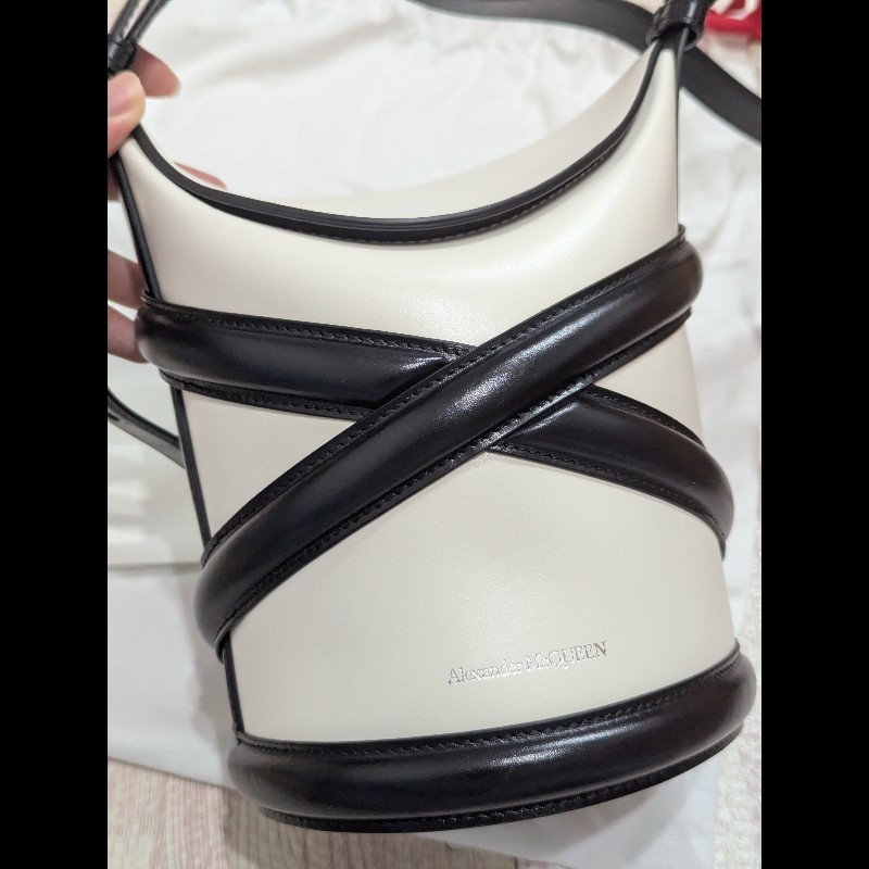 ALEXANDER MCQUEEN The Curve Bag 水桶包 黑白相間-3