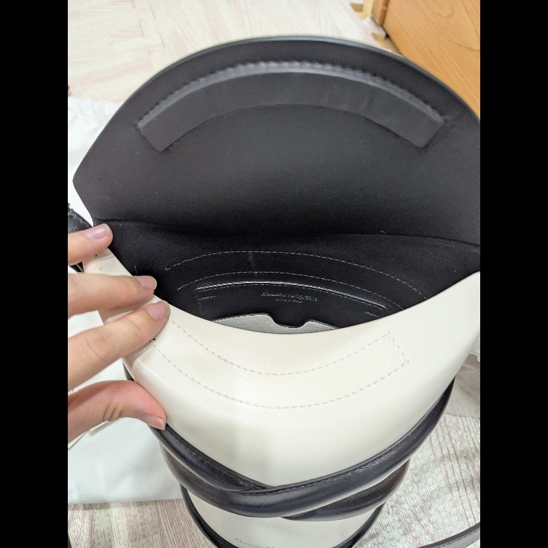 ALEXANDER MCQUEEN The Curve Bag 水桶包 黑白相間-8