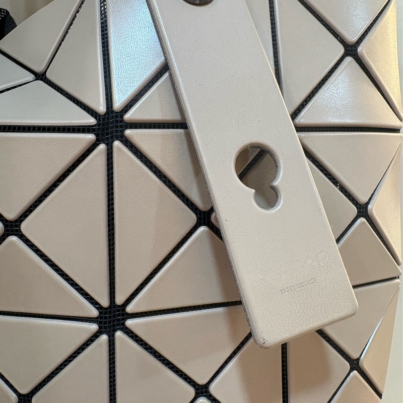 bao bao issey miyake 三宅一生 6*6 奶茶色-1