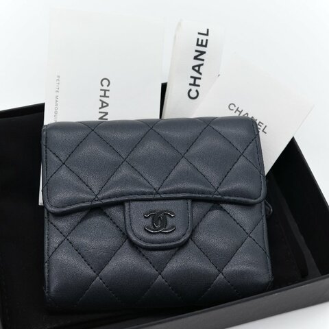 Chanel 香奈兒 經典雙C金屬菱紋 黑色 小羊皮 翻蓋三折短夾