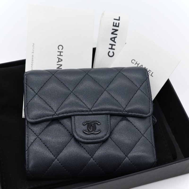Chanel 香奈兒 經典雙C金屬菱紋 黑色 小羊皮 翻蓋三折短夾-0