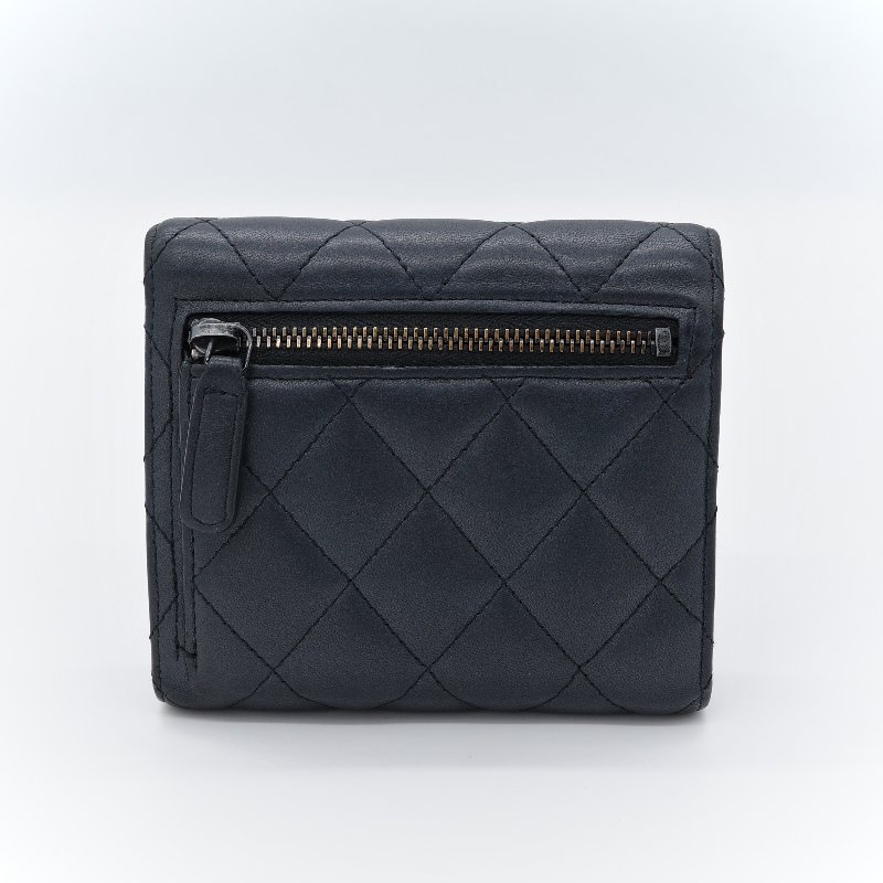 Chanel 香奈兒 經典雙C金屬菱紋 黑色 小羊皮 翻蓋三折短夾-2