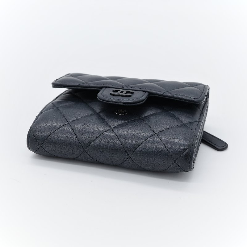 Chanel 香奈兒 經典雙C金屬菱紋 黑色 小羊皮 翻蓋三折短夾-5