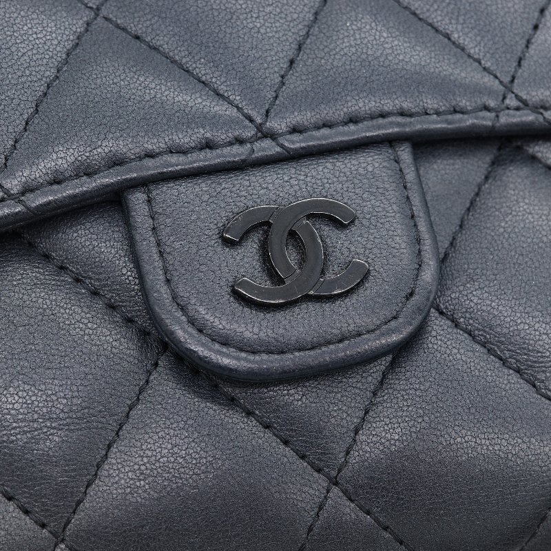 Chanel 香奈兒 經典雙C金屬菱紋 黑色 小羊皮 翻蓋三折短夾-8