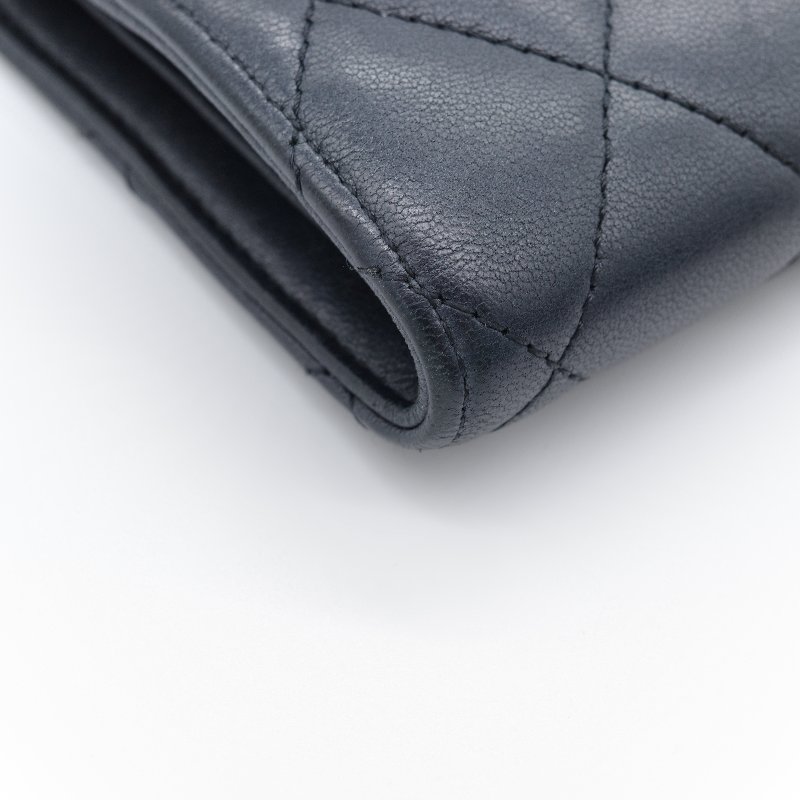 Chanel 香奈兒 經典雙C金屬菱紋 黑色 小羊皮 翻蓋三折短夾-9