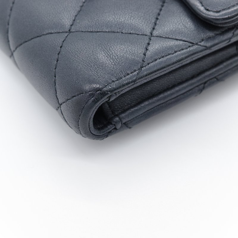 Chanel 香奈兒 經典雙C金屬菱紋 黑色 小羊皮 翻蓋三折短夾-10