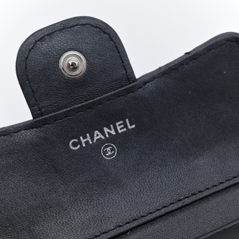 Chanel 香奈兒 經典雙C金屬菱紋 黑色 小羊皮 翻蓋三折短夾-11