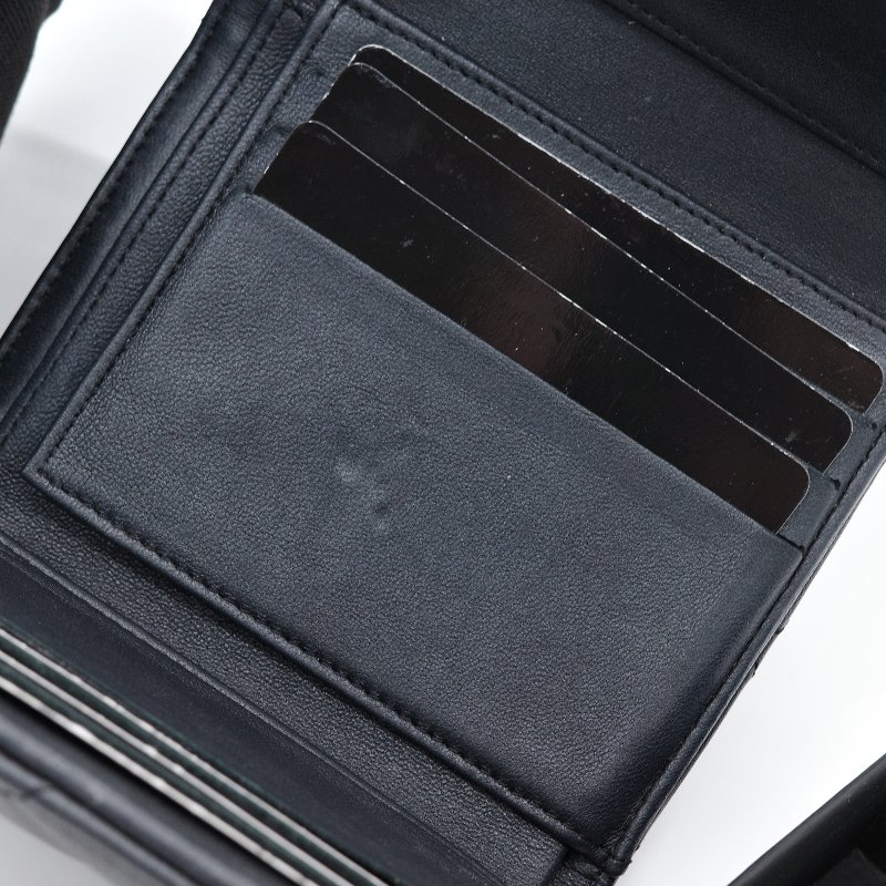 Chanel 香奈兒 經典雙C金屬菱紋 黑色 小羊皮 翻蓋三折短夾-14