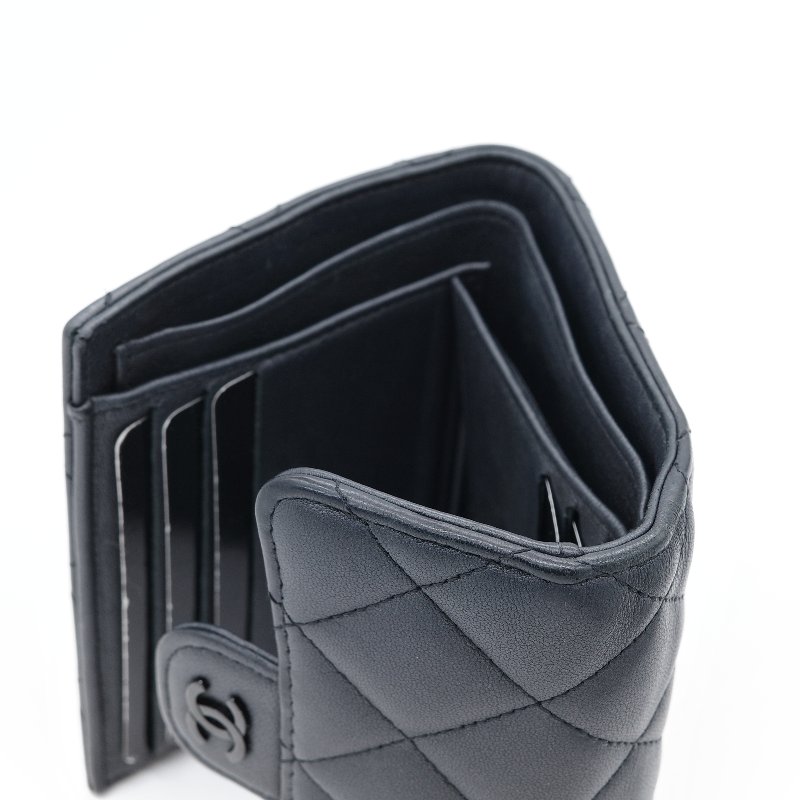 Chanel 香奈兒 經典雙C金屬菱紋 黑色 小羊皮 翻蓋三折短夾-15