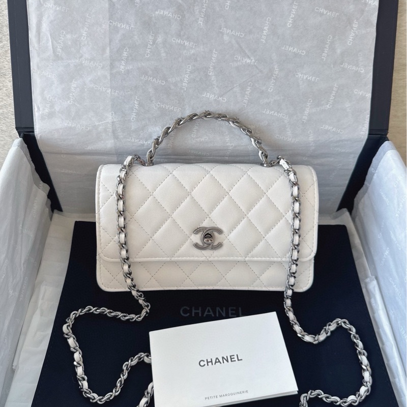 【配件：包裝盒、防塵袋、說明書 99新💕】 Chanel 23k 水鑽 手柄 風琴包 woc 白銀 白色 銀扣 牛皮 手提 斜挎 單肩-0