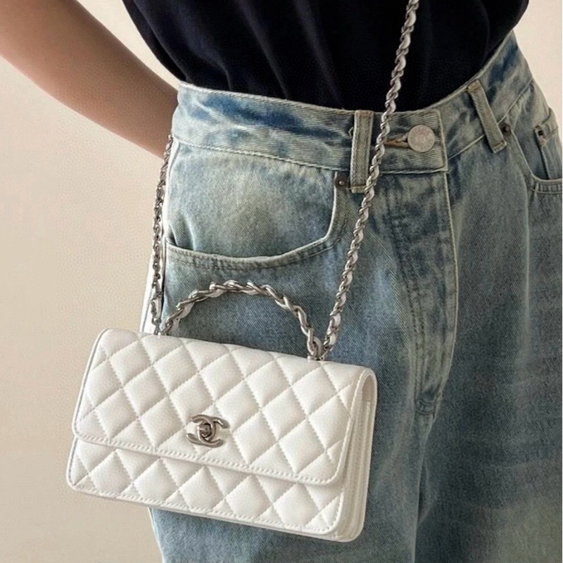 【配件：包裝盒、防塵袋、說明書 99新💕】 Chanel 23k 水鑽 手柄 風琴包 woc 白銀 白色 銀扣 牛皮 手提 斜挎 單肩-2