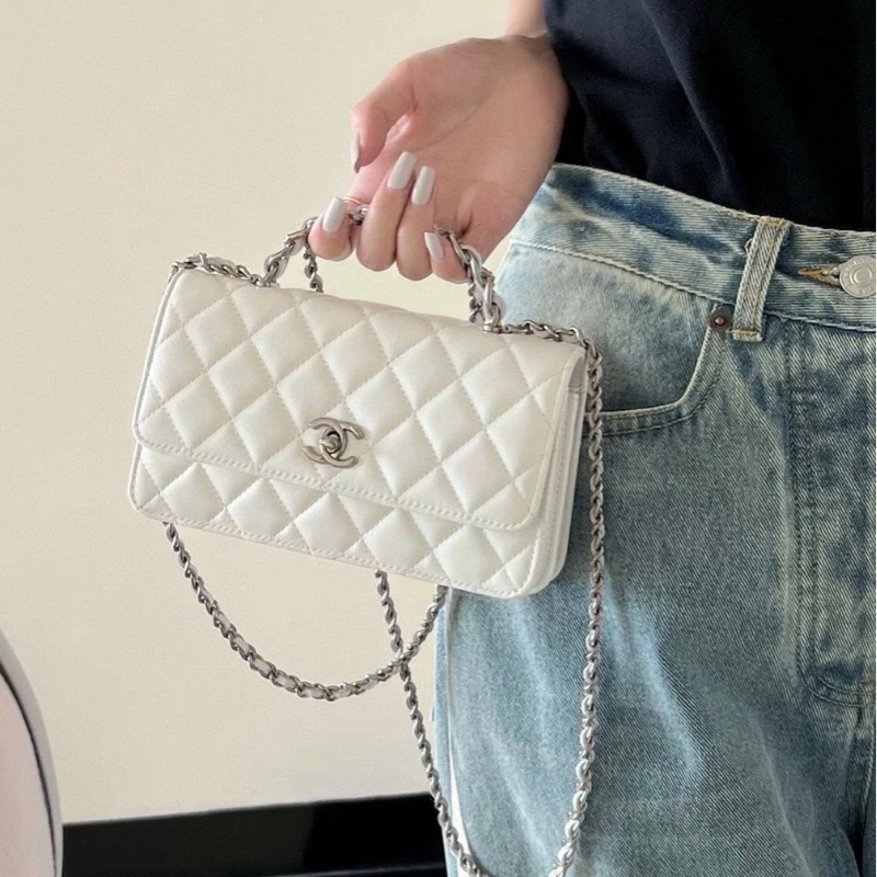 【配件：包裝盒、防塵袋、說明書 99新💕】 Chanel 23k 水鑽 手柄 風琴包 woc 白銀 白色 銀扣 牛皮 手提 斜挎 單肩-4