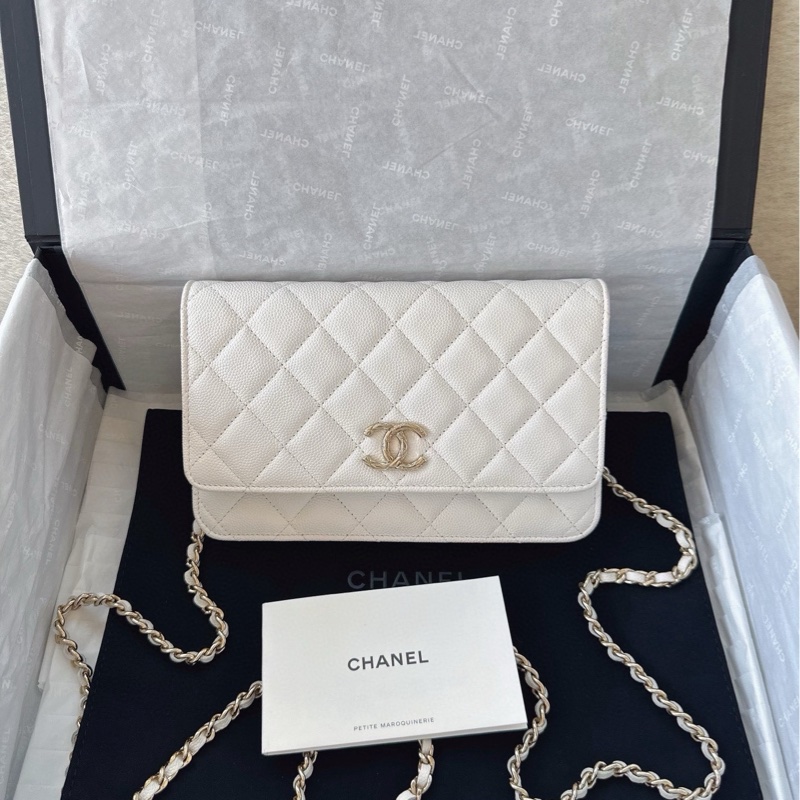 【配件：防塵袋 99新💕】Chanel 24S 浮雕扣 woc 白金 白色 金扣 荔枝牛皮 手提 單肩 斜挎-0