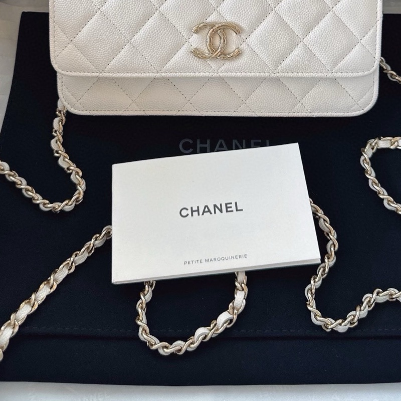 【配件：防塵袋 99新💕】Chanel 24S 浮雕扣 woc 白金 白色 金扣 荔枝牛皮 手提 單肩 斜挎-3