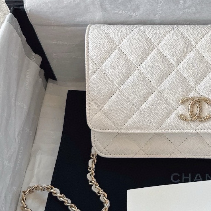 【配件：防塵袋 99新💕】Chanel 24S 浮雕扣 woc 白金 白色 金扣 荔枝牛皮 手提 單肩 斜挎-4