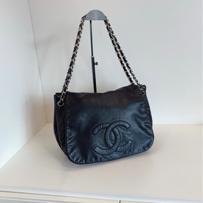 【98新🆕】Chanel  黑銀浮雕大logo 荔枝牛皮 翻蓋機場鏈條包單肩包-0