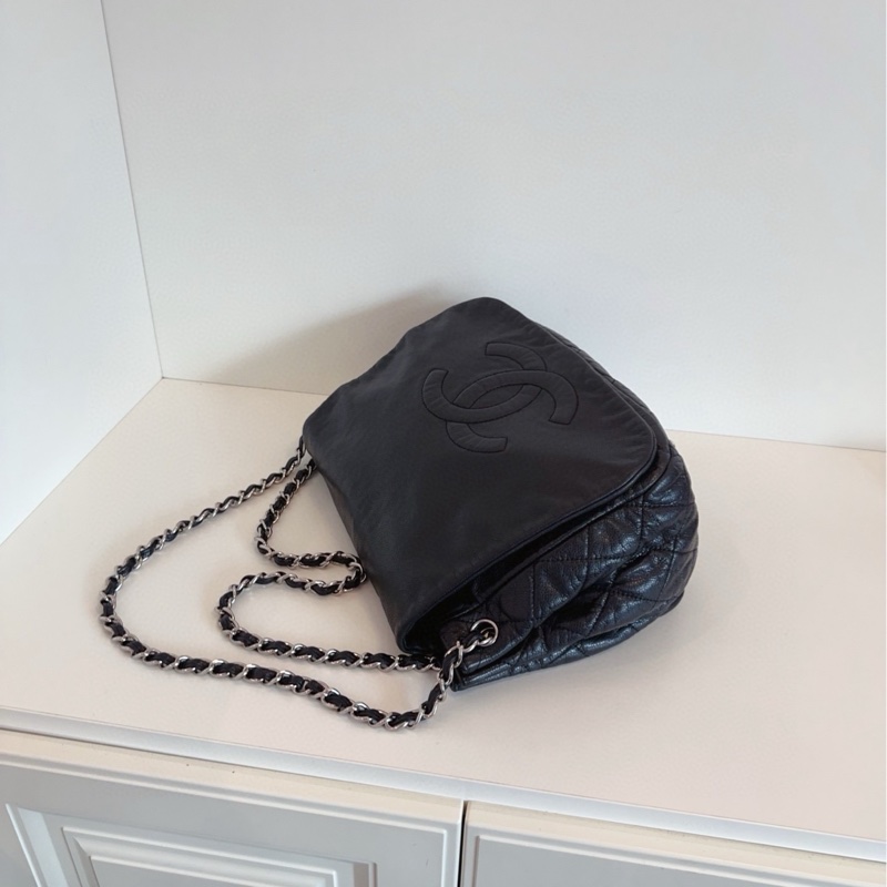 【98新🆕】Chanel  黑銀浮雕大logo 荔枝牛皮 翻蓋機場鏈條包單肩包-2