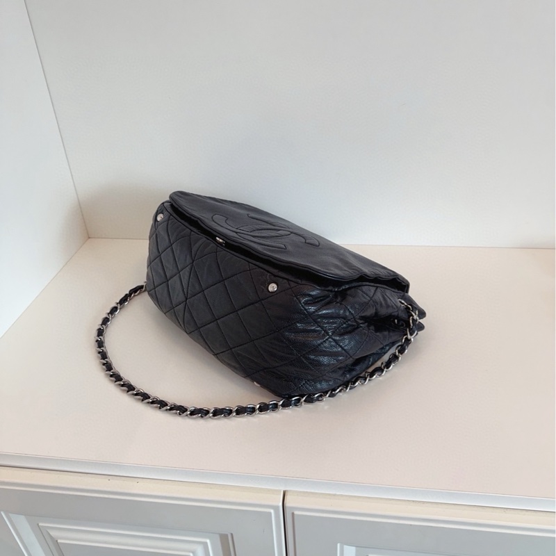 【98新🆕】Chanel  黑銀浮雕大logo 荔枝牛皮 翻蓋機場鏈條包單肩包-4