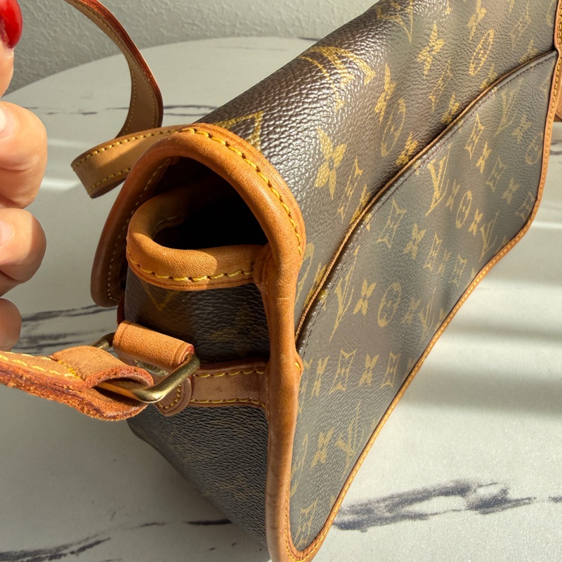 lv花紋斜背包-11