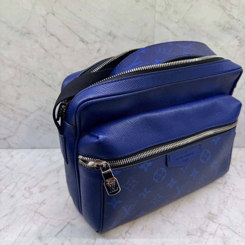 LV藍色老花壓紋郵差包-2