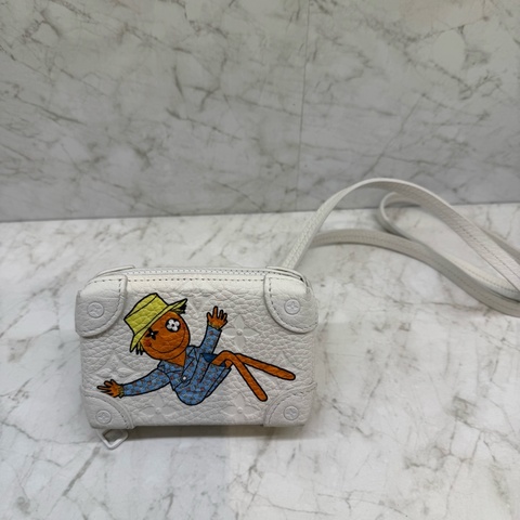 LV白全皮壓紋小包/M80209