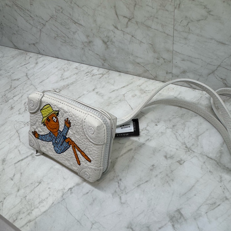 LV白全皮壓紋小包/M80209-1