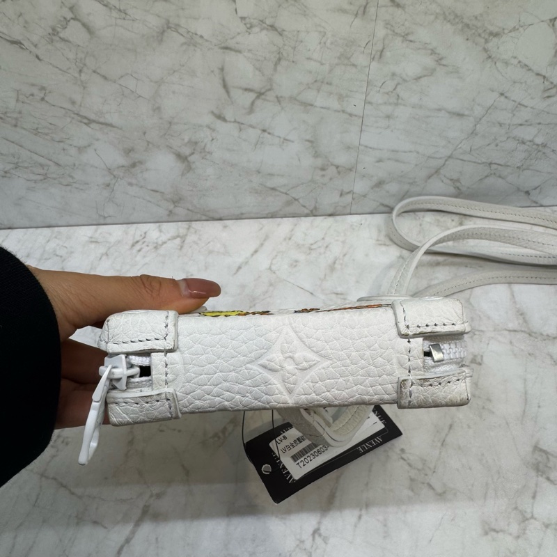 LV白全皮壓紋小包/M80209-4