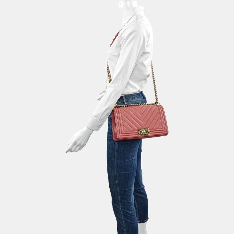 CHANEL BOY CHANEL中號粉色荔枝紋牛皮絎縫V紋斜挎包單肩包金色五金 28開 可拆卸肩帶-1