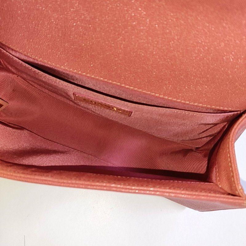 CHANEL BOY CHANEL中號粉色荔枝紋牛皮絎縫V紋斜挎包單肩包金色五金 28開 可拆卸肩帶-6