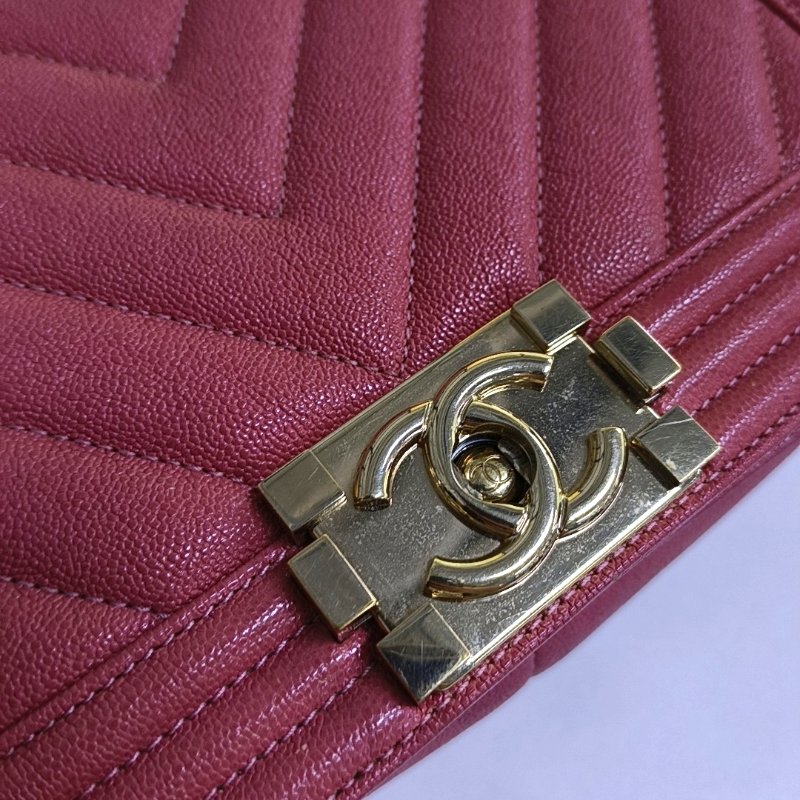 CHANEL BOY CHANEL中號粉色荔枝紋牛皮絎縫V紋斜挎包單肩包金色五金 28開 可拆卸肩帶-8