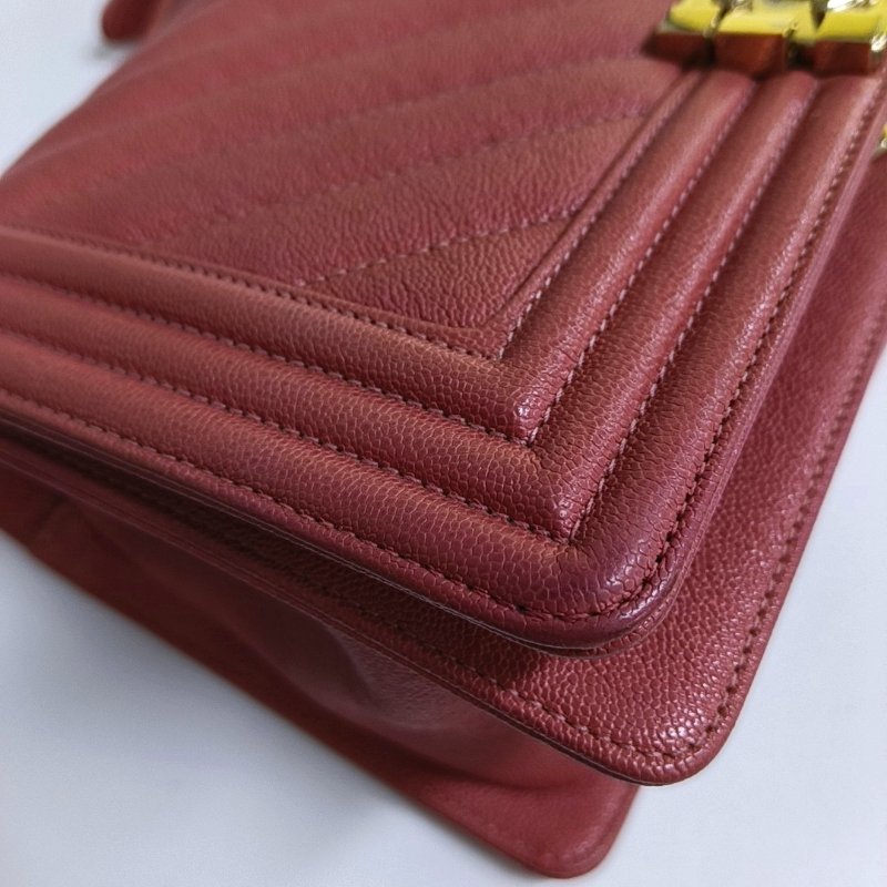 CHANEL BOY CHANEL中號粉色荔枝紋牛皮絎縫V紋斜挎包單肩包金色五金 28開 可拆卸肩帶-9