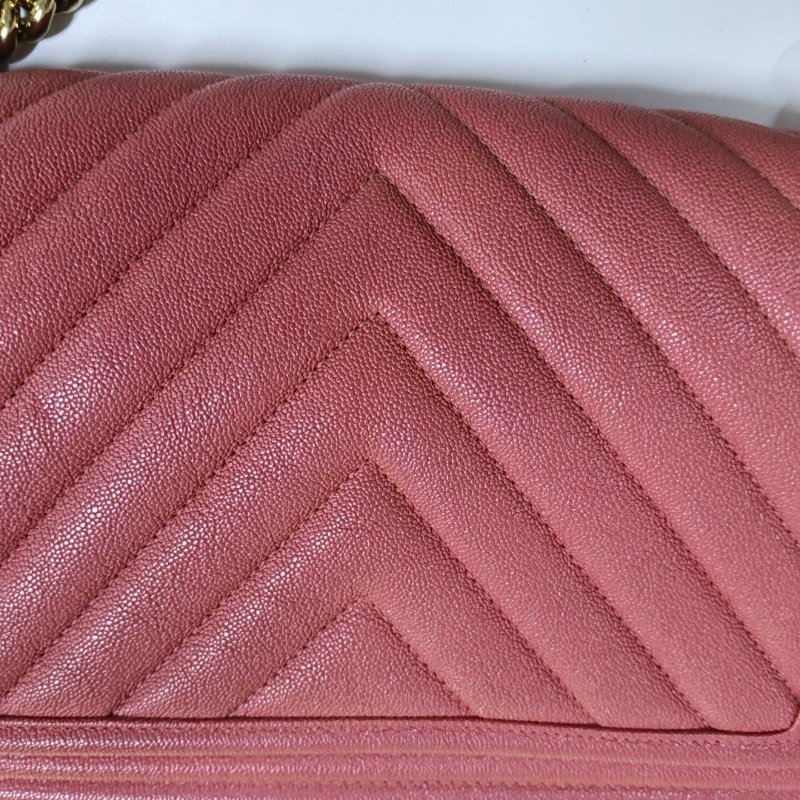 CHANEL BOY CHANEL中號粉色荔枝紋牛皮絎縫V紋斜挎包單肩包金色五金 28開 可拆卸肩帶-10