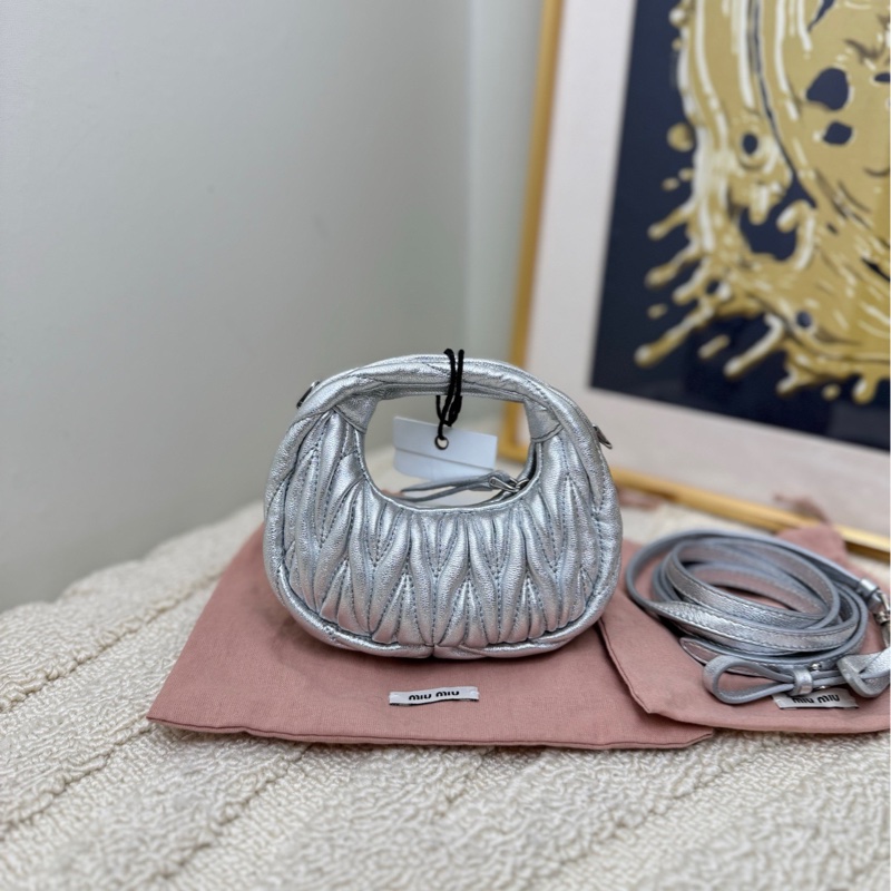 【 全❤️】Miumiu  銀色超mini hobo wander褶皺 手提包-1