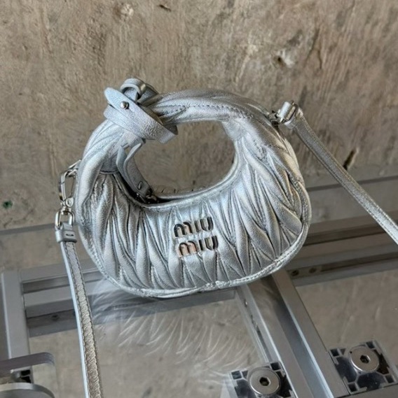 【 全❤️】Miumiu  銀色超mini hobo wander褶皺 手提包-2