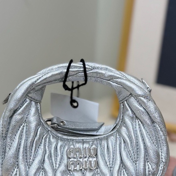 【 全❤️】Miumiu  銀色超mini hobo wander褶皺 手提包-3